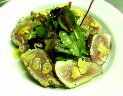 seared ahi tuna with toasted garlic chips, mixed greens and lemon-olive oil dressing